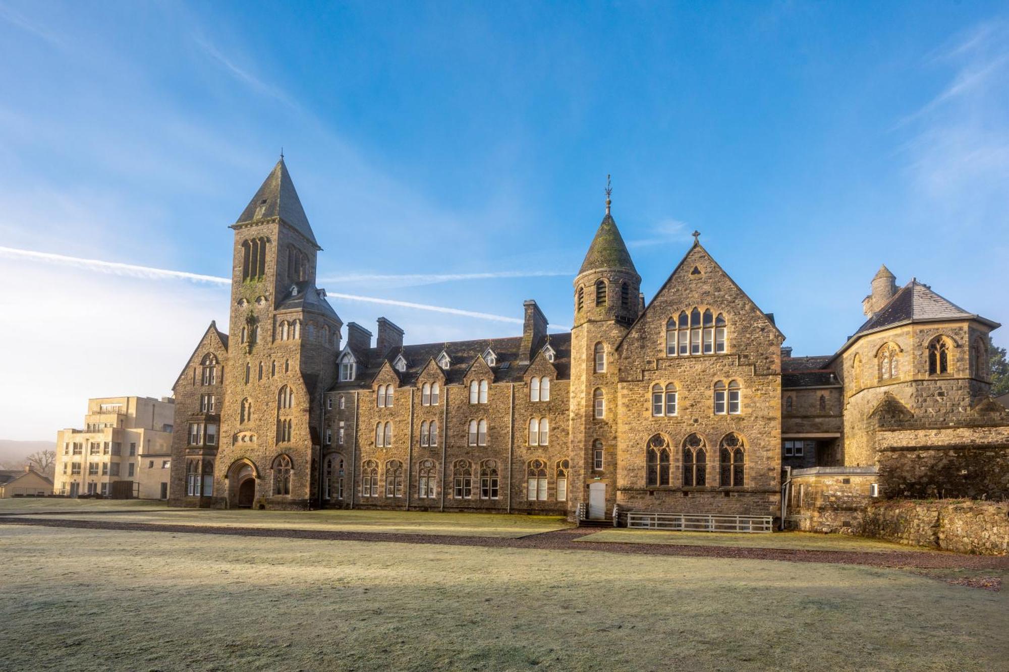 The Caledonian 3 Bedroom Self Catering Apartment In Historic Abbey 포트오거스타 외부 사진