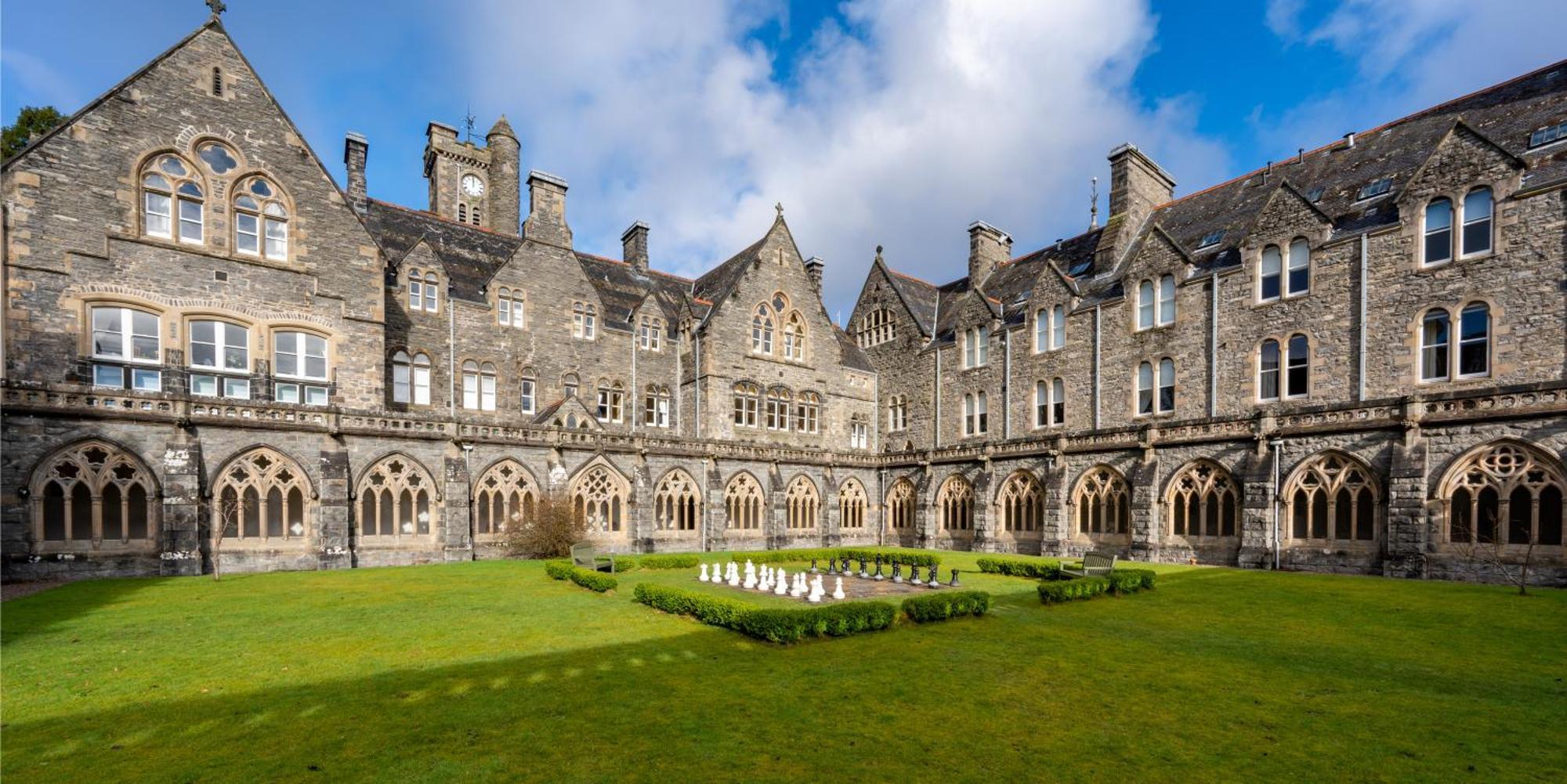 The Caledonian 3 Bedroom Self Catering Apartment In Historic Abbey 포트오거스타 외부 사진